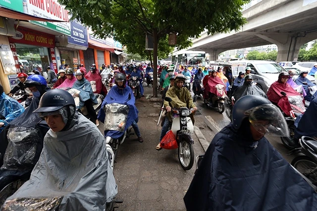 Ùn tắc giao thông trên đường Nguyễn Xiển. 