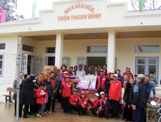 Đội tình nguyện viên Chữ thập đỏ Tân Hòa trao quà Tết tại thôn Thanh Bình, xã Hợp Hòa (Sơn Dương, Tuyên Quang).