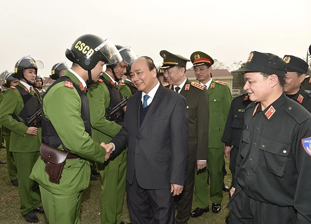 Thủ tướng Nguyễn Xuân Phúc với cán bộ, chiến sĩ Bộ Tư lệnh Cảnh sát cơ động.