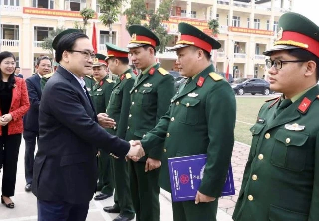 Đồng chí Hoàng Trung Hải, Ủy viên Bộ Chính trị, Bí thư Thành ủy Hà Nội với cán bộ, chiến sĩ Tiểu đoàn Trinh sát 20 (Bộ Tư lệnh Thủ đô).