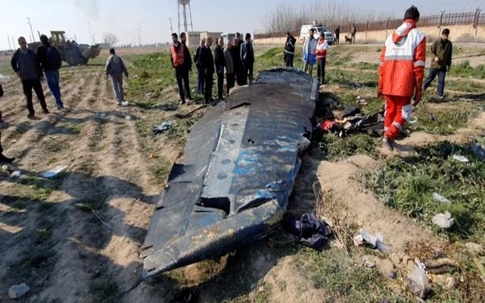 Một mảnh vỡ của máy bay gặp nạn. (Ảnh: Reuters)
