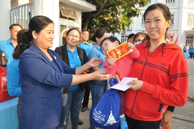 Lãnh đạo tỉnh Bình Phước trao tặng vé xe cho công nhân về quê đón Tết.
