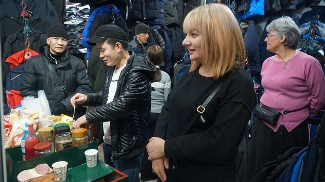 Bán hàng lưu động trong chợ là nguồn sinh kế ổn định của người Việt ở Vladikavkaz.