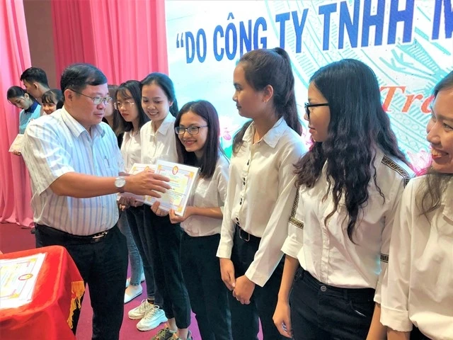 Phó Giám đốc Công ty Xổ số kiến thiết Sóc Trăng, Lâm Long trao học bổng cho các sinh viên vượt khó học tốt.