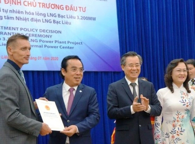 Lễ trao Giấy chứng nhận đăng ký đầu tư cho Dự án nhà máy điện LNG Bạc Liêu, trị giá bốn tỷ USD.