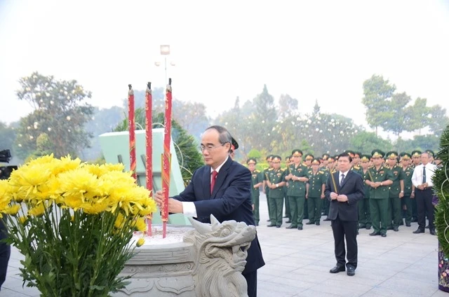 Đoàn đại biểu thành phố dâng hương tại Nghĩa trang liệt sĩ thành phố.