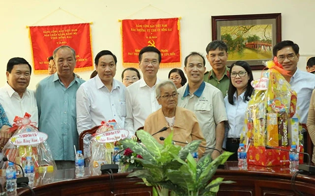 Đồng chí Võ Văn Thưởng trao quà cho gia đình chính sách có hoàn cảnh khó khăn tại huyện Nhơn Trạch.