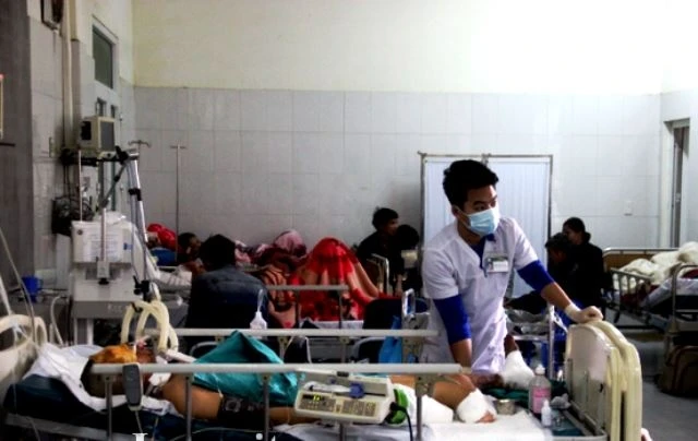 Nạn nhân Hà Văn Giới bị đa chấn thương, được Bệnh viện đa khoa Lào Cai cấp cứu kịp thời, đã qua cơn nguy kịch. 