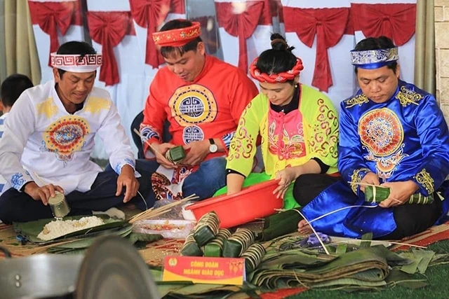 Liên đoàn Lao động tỉnh Thừa Thiên Huế tổ chức thi gói bánh chưng trong chương trình Tết sum vầy.