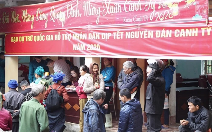 Nhân dân ở xã Quảng Ngần, huyện Vị Xuyên, tỉnh Hà Giang vui mừng nhận gạo hỗ trợ từ Chính phủ.