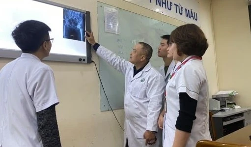 BS Trần Hoàng Tùng đang hội chẩn cùng các y, bác sĩ một trường hợp hoại tử khớp háng.