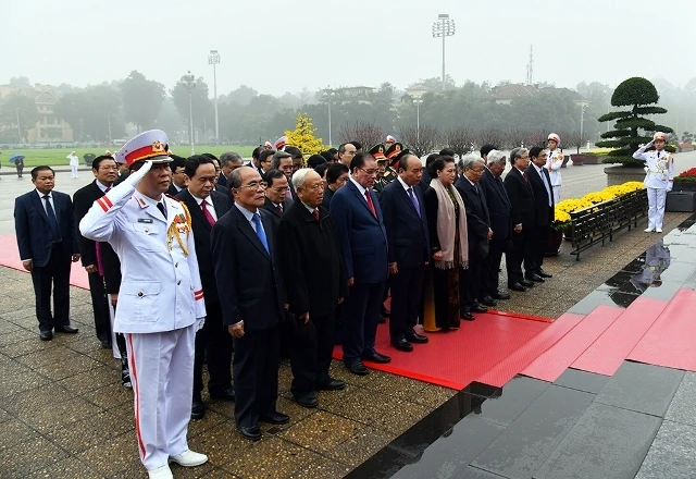 Các đồng chí lãnh đạo, nguyên lãnh đạo Đảng, Nhà nước, MTTQ Việt Nam vào Lăng viếng Chủ tịch Hồ Chí Minh.