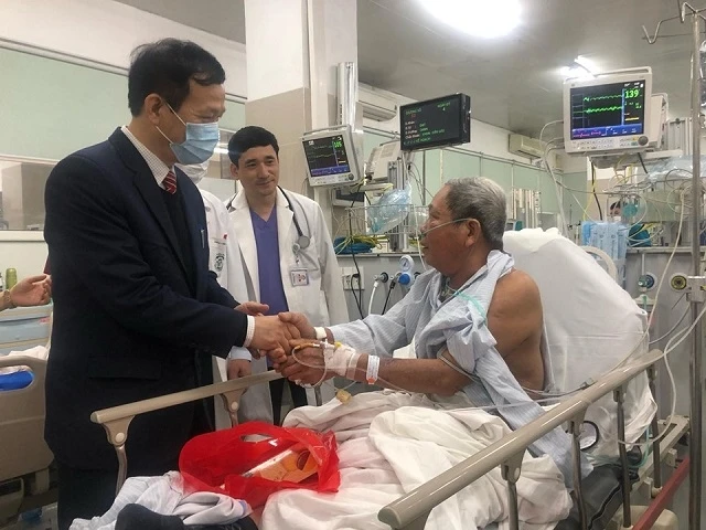 GS, TS Ngô Quý Châu, Phó giám đốc Phụ trách điều hành Bệnh viện Bạch Mai thăm hỏi và trấn an người bệnh yên tâm điều trị.