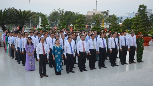 Đại biểu viếng Nghĩa trang liệt sĩ tỉnh Đồng Tháp.