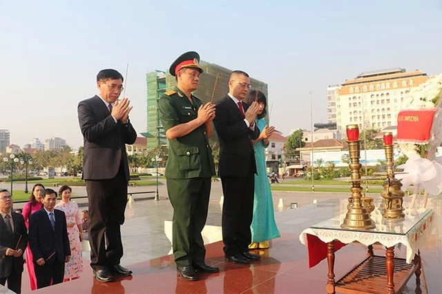 Tưởng nhớ các Anh hùng liệt sĩ tại Tượng đài Hữu nghị Việt Nam - Campuchia ở thủ đô Phnom Penh.