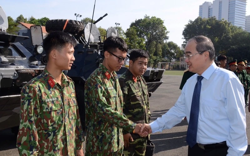 Đồng chí Nguyễn Thiện Nhân thăm các chiến sĩ trong Tiểu đoàn Thiết giáp.