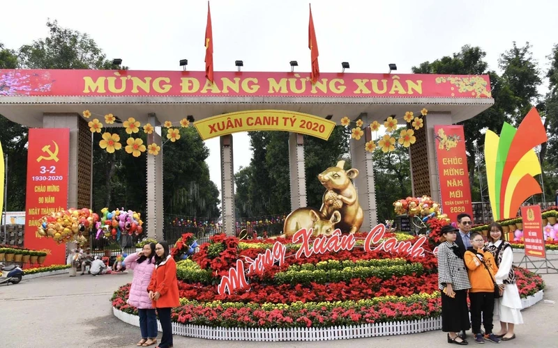 Các tuyến đường trung tâm Thủ đô được trang trí nhiều loại hoa tươi cùng với biểu tượng con giáp năm Canh Tý.