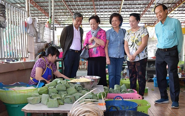 Nghề làm bánh chưng truyền thống luôn được sự quan tâm, ủng hộ của lãnh đạo Hội người Thái gốc Việt và làng người gốc Việt số 4 ở tỉnh Udon Thani.