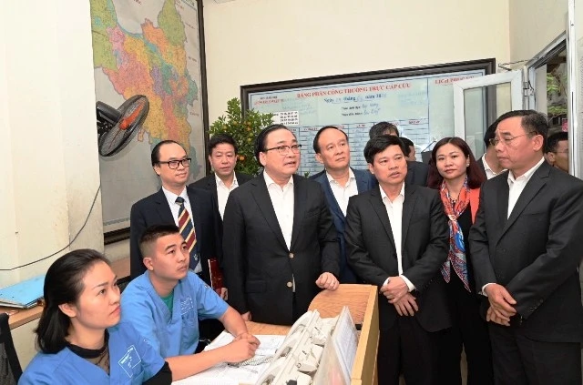 Bí thư Thành ủy Hoàng Trung Hải thăm phòng điều hành tại Trung tâm cấp cứu 115 Hà Nội.