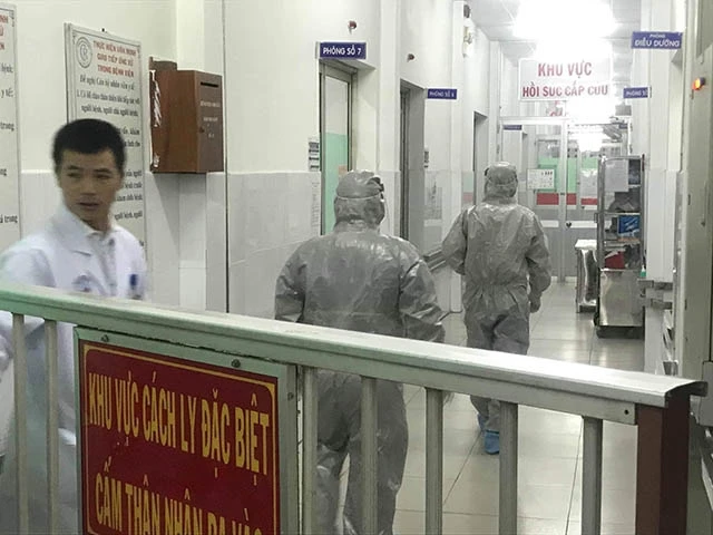 Thứ trưởng Y tế Nguyễn Trường Sơn đi kiểm tra tại Bệnh viện Chợ Rẫy.