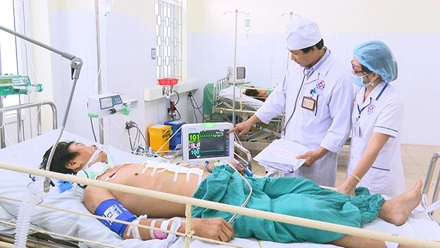 Bác sĩ Bệnh viện Đa khoa tỉnh Quảng Ngãi thăm khám bệnh nhân P. sau mổ.