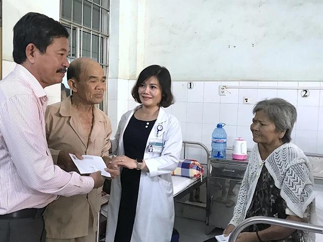Đơn vị tài trợ trao quà Tết được vận động từ Báo Nhân dân cho các bệnh nhân khó khăn tại BVĐK Cà Mau.