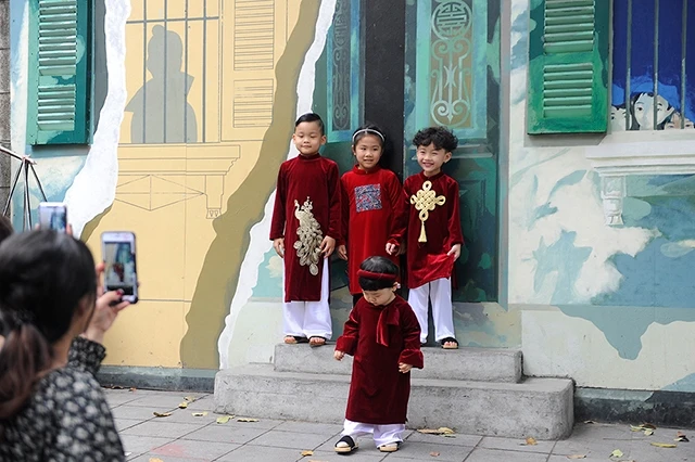 Nét đáng yêu của các em nhỏ trong trang phục truyền thống ngày Tết.