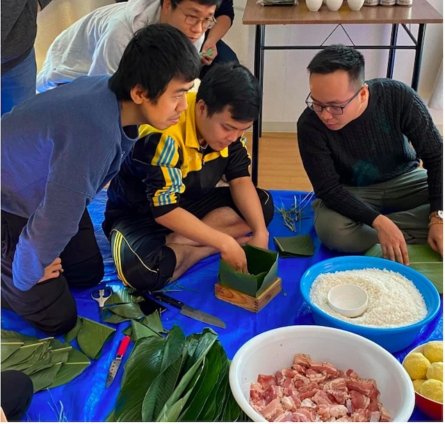 Nhóm các kỹ sư trẻ và du học sinh người Việt đang sinh sống tại TP Kawasaki (Nhật Bản) cùng nhau gói bánh chưng đón Tết