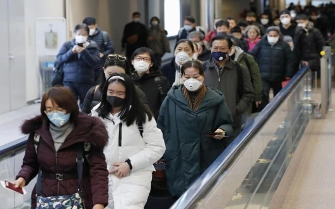 Hành khách đến từ thành phố Vũ Hán của Trung Quốc tại sân bay Narita ở Chiba, Nhật Bản, ngày 23-1. (Ảnh: Kyodo)