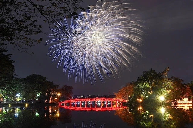 Pháo hoa trên cầu Thê Húc, Hồ Gươm, Hà Nội.