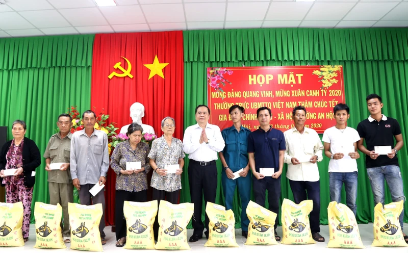 Chủ tịch Trần Thanh Mẫn tặngquà các gia đình chính sách, hộ nghèo.