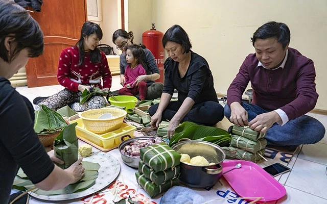 Các gia đình Việt Nam quây quần gói bánh chưng Tết ở Moscow.
