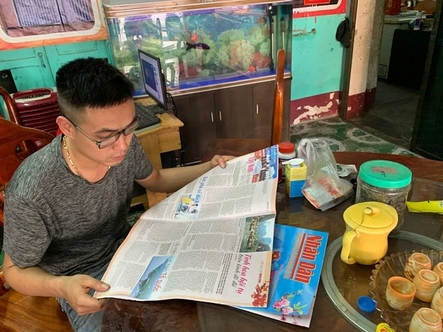 Nhiều kiều bào tại Lào biết được nhiều thông tin về Việt Nam thông qua các ấn phẩm Báo Nhân Dân số Tết.