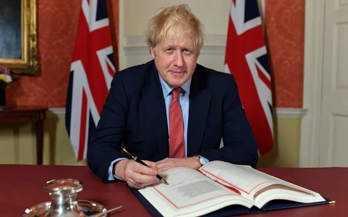 Thủ tướng Johnson ký thỏa thuận đưa Anh rời EU. (Ảnh: Văn phòng Thủ tướng Anh)