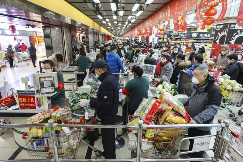 Người dân đeo khẩu trang khi đi siêu thị mua hàng tại Vũ Hán trong bối cảnh dịch viêm phổi cấp lan nhanh (Ảnh: AP)