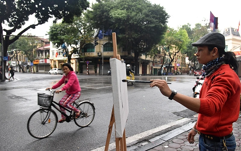 Họa sỹ Trần Quang Dũng sáng mùng Một Tết nào cũng đi vẽ phố phường Hà Nội đã hơn 10 năm nay.