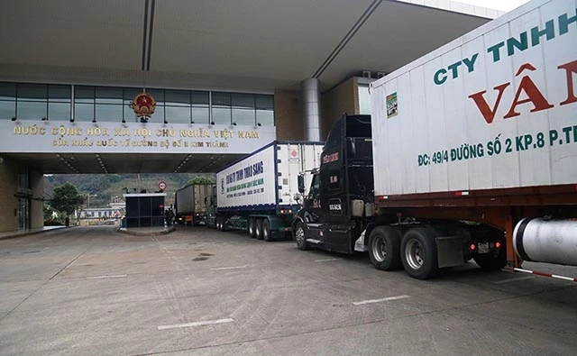 Xuất khẩu những lô hàng nông sản đầu tiên sang Trung Quốc trong ngày đầu năm mới, ở Cửa khẩu Lào Cai.