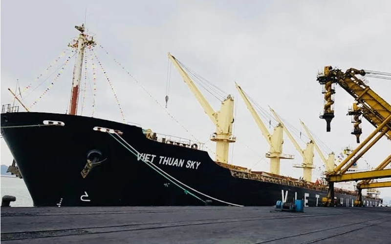 Tàu Việt Thuận Sky vào làm hàng tại cảng Cẩm Phả ngay trong ngày đầu tiên của năm Canh Tý 2020.