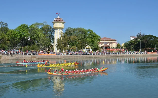 Lễ hội đua thuyền truyền thống trên sông Cà Ty, TP Phan Thiết được tổ chức vào chiều ngày Mùng 2 Tết Nguyên đán hằng năm, thu hút rất đông người dân địa phương và du khách tới xem, cổ vũ.