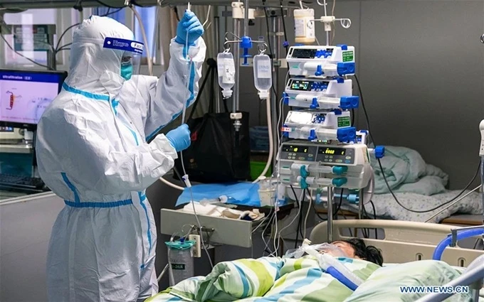 Nhân viên y tế kiểm tra dịch truyền của người bệnh nằm trong phòng chăm sóc chuyên sâu của bệnh viện tại thành phố Vũ Hán, ngày 24-1. (Ảnh: Tân Hoa xã).