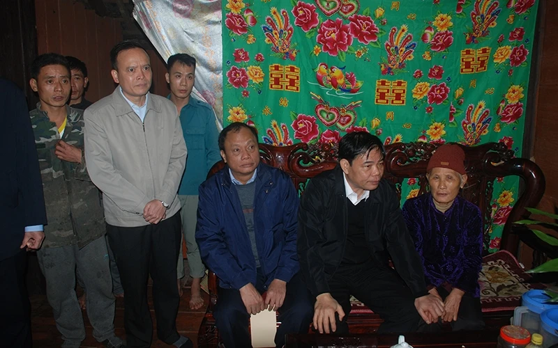Bộ trưởng Nguyễn Xuân Cường thăm hỏi, động viên một gia đình ở xã Dương Phong, huyện Bạch Thông chịu thiệt hại do mưa đá. 