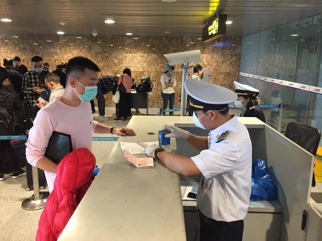 Kiểm dịch viên Trung tâm Kiểm soát Bệnh tật TP Đà Nẵng kiểm tra các chuyến bay từ Trung Quốc đến Đà Nẵng bằng máy đo thân nhiệt và tờ khai y tế 