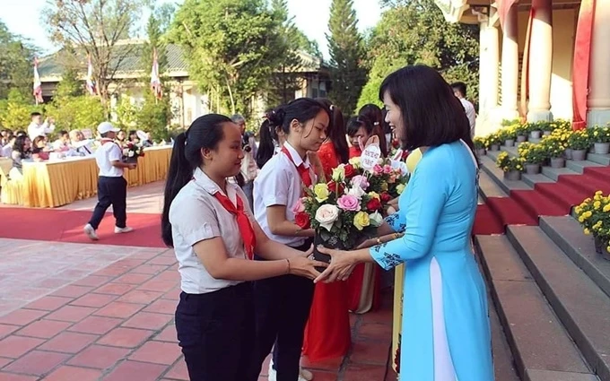 Học sinh dâng tặng các thầy cô giáo những lẵng hoa tươi thắm.
