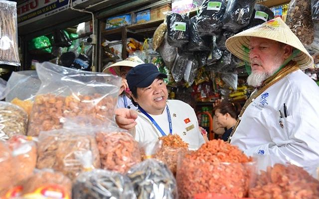 Ông Nguyễn Thường Quân giới thiệu ẩm thực Việt Nam với các đầu bếp nổi tiếng thế giới tại Đà Nẵng.