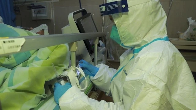 Điều tri bệnh nhân nhiễm virus 2019-nCoV tại bệnh viện Vũ Hán (Ảnh: ChinaDaily)