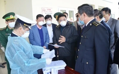 Lãnh đạo tỉnh Quảng Ninh trực tiếp kiểm tra công tác phòng, chống dịch viêm phổi cấp ở cửa khẩu quốc tế Móng Cái