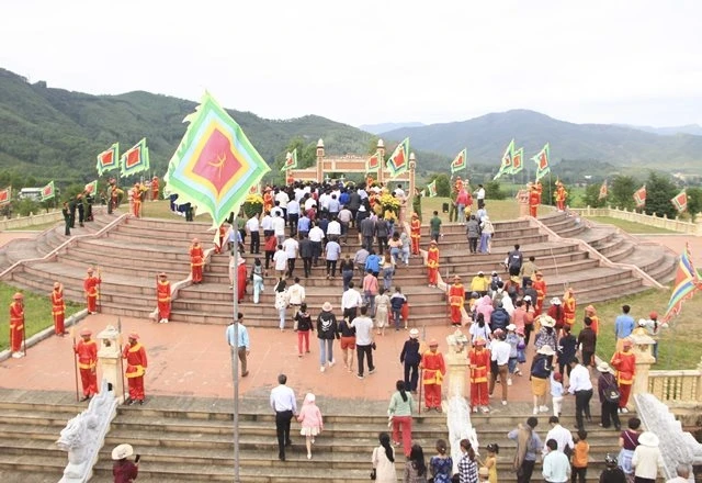 Hàng nghìn người dân đổ về dâng hương tại Đài Kính Thiên.