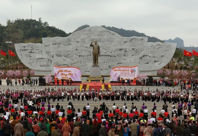 Vòng xòe đoàn kết các dân tộc trong ngày hội xuân dâng Bác, tại Quảng trường Tây Bắc (TP Sơn La).