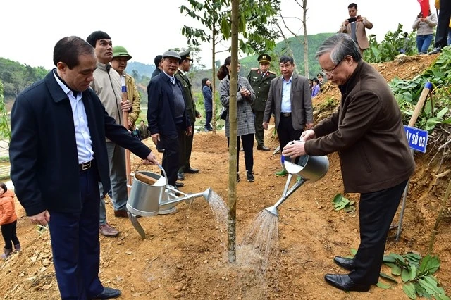 Đồng chí Trần Quốc Vượng tham gia Tết trồng cây Xuân Canh Tý 2020 tại thôn Khôn Điển, xã Kim Quan (Yên Sơn, Tuyên Quang).