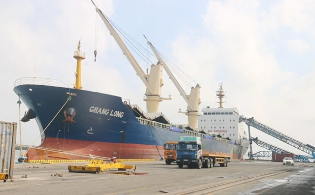 Cảng Chu Lai được đầu tư xây dựng, tạo thuận lợi trong vận chuyển hàng hóa.